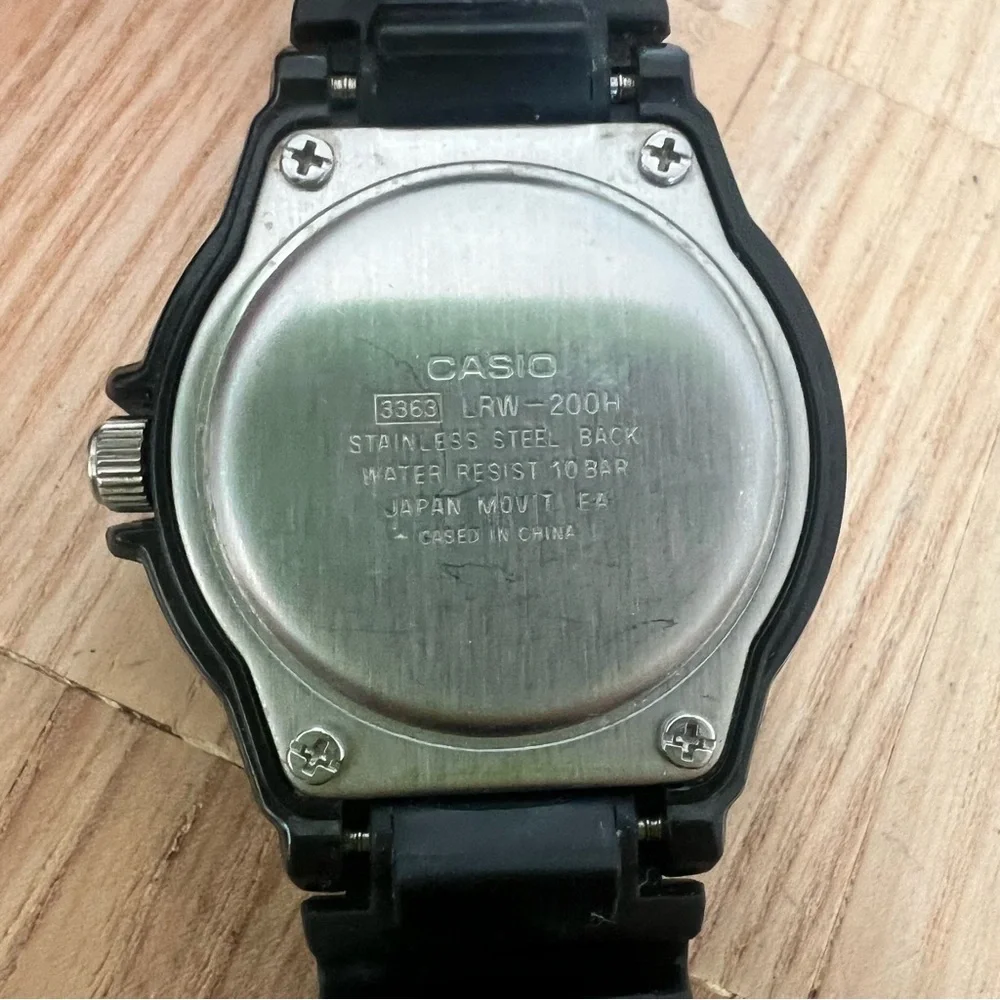 Casio ladies black and gold tone sporty watch NEW BATTERY